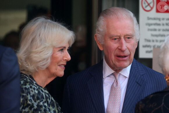 Première sortie officielle du roi Charles III d'Angleterre, accompagné de Camilla Parker Bowles, reine consort d'Angleterre, au Macmillan Cancer Centre de l'University College Hospital à Londres, le 30 avril 2024. Trois mois auparavant, le souverain, atteint lui-même d'un cancer, avait suspendu ses activités officielles sur avis des médecins. Le roi Charles III poursuit son traitement et reprend ses engagements de façon progressive. 