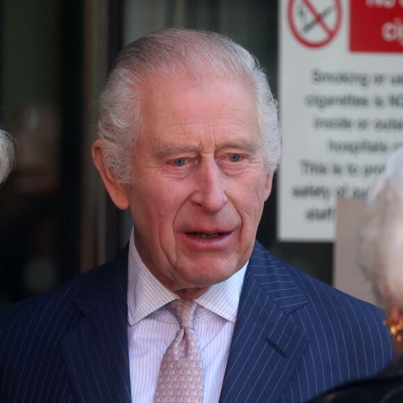 Première sortie officielle du roi Charles III d'Angleterre, accompagné de Camilla Parker Bowles, reine consort d'Angleterre, au Macmillan Cancer Centre de l'University College Hospital à Londres, le 30 avril 2024. Trois mois auparavant, le souverain, atteint lui-même d'un cancer, avait suspendu ses activités officielles sur avis des médecins. Le roi Charles III poursuit son traitement et reprend ses engagements de façon progressive. 