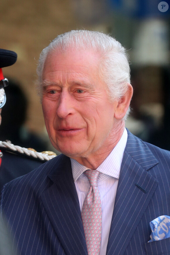 Première sortie officielle du roi Charles III d'Angleterre, accompagné de Camilla Parker Bowles, reine consort d'Angleterre, au Macmillan Cancer Centre de l'University College Hospital à Londres, le 30 avril 2024. Trois mois auparavant, le souverain, atteint lui-même d'un cancer, avait suspendu ses activités officielles sur avis des médecins. Le roi Charles III poursuit son traitement et reprend ses engagements de façon progressive. 