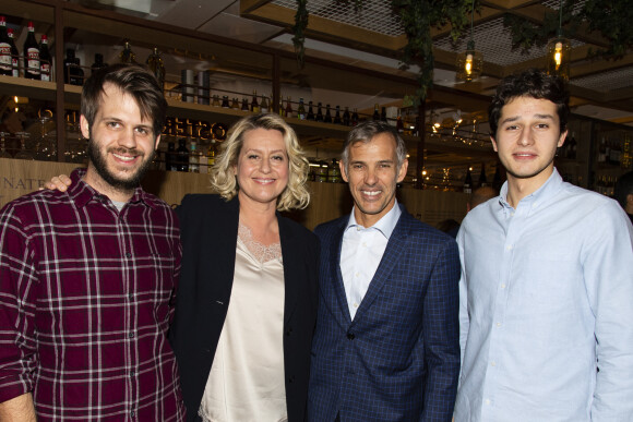 Paul et Luana Belmondo avec leurs fils Giacomo et Alessandro - Luana Belmondo lors du lancement de son livre "Italia mia Luana cuisine Rome" et de l'annonce de la diffusion de la série d'émissions sur la chaîne TV My Cuisine, au restaurant l'Osteria del Vino du marché spacieux Eataly Paris Marais à Paris le 7 novembre 2019. © Tiziano Da Silva - Pierre Perusseau/Bestimage 