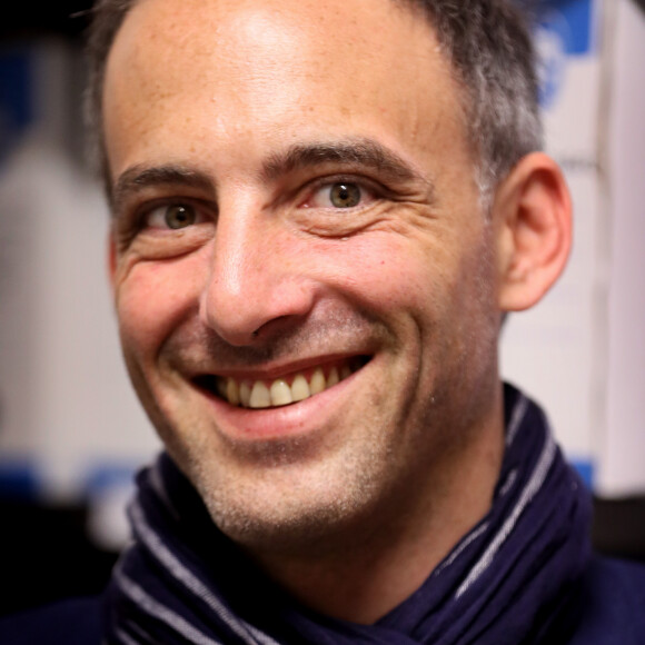 Raphaël Glucksmann, tête de liste PS-Place publique-Nouvelle Donne pour les élections européennes, en campagne dans le village de Créon, près de Bordeaux le 2 mai 2019. Il visite le village, salue les commerçants et rencontre des responsables d'associations. © Patrick Bernard / Bestimage