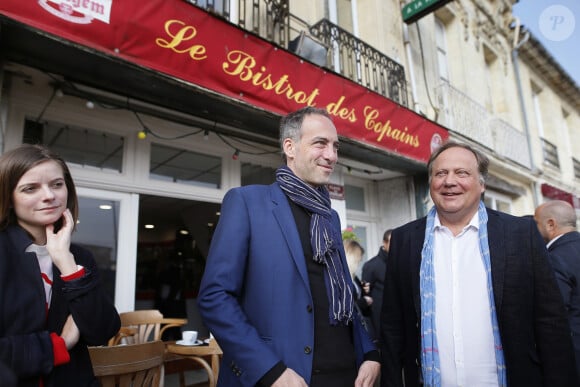 Raphaël Glucksmann, tête de liste PS-Place publique-Nouvelle Donne pour les élections européennes, en campagne dans le village de Créon, près de Bordeaux le 2 mai 2019. Il visite le village, salue les commerçants et rencontre des responsables d'associations. © Patrick Bernard / Bestimage