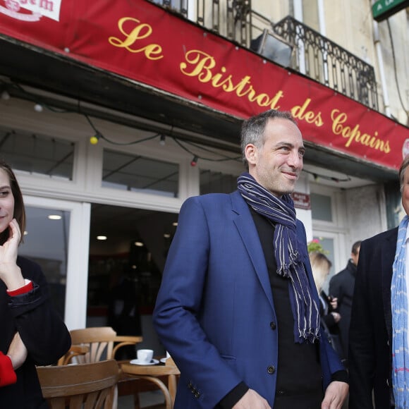 Raphaël Glucksmann, tête de liste PS-Place publique-Nouvelle Donne pour les élections européennes, en campagne dans le village de Créon, près de Bordeaux le 2 mai 2019. Il visite le village, salue les commerçants et rencontre des responsables d'associations. © Patrick Bernard / Bestimage