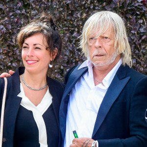 Le chanteur Renaud (Renaud Séchan) et sa compagne Cerise (de son vrai prénom Christine) - Mariage d'Hugues Aufray et de Murielle Mégevand à la mairie de Marly-Le Roy, France, le 2 septembre 2023. 