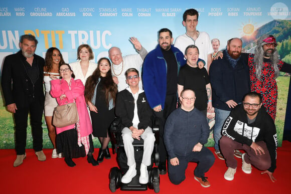 qui avaient tous deux tourné autour des 200 000 entrées le jour de leur sortie." Et de préciser : "La performance est d'autant plus marquante que le film, 
Clovis Cornillac, Alice Belaïdi, Marie Colin, Céline Groussard, Mayane Sarah El Baze, Ludovic Boul, Artus, Thibaut Conan, Arnaud Toupense, Marc Riso, Boris Pitoëff, Sofian Ribes, Benjamin Vandewalle et Gad Abecassis - Avant-Première du film "Un p'tit truc en plus" au cinema UGC Normandie à Paris le 25 avril 2024. © Coadic Guirec/Bestimage