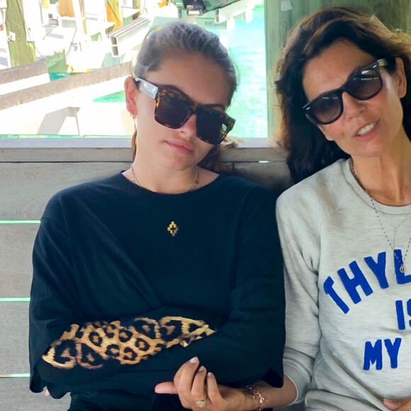 Thylane Blondeau et sa mère Véronika Loubry pendant leurs vacances en famille pour fêter les 18 ans de Thylane sur l'île de Staniel Cay, aux Bahamas, le 5 avril 2019.