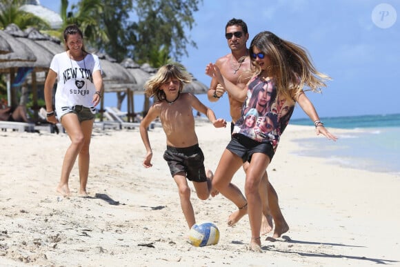 Sur les réseaux, Veronika Loubry a partagé de tendres photos d'elle en compagnie de ses deux enfants.
Veronika Loubry en vacances avec son mari Patrick Blondeau et leurs 2 enfants Thylane et Ayrton à l'hôtel Saint-Régis à l'Ile Maurice le 27 février 2015.