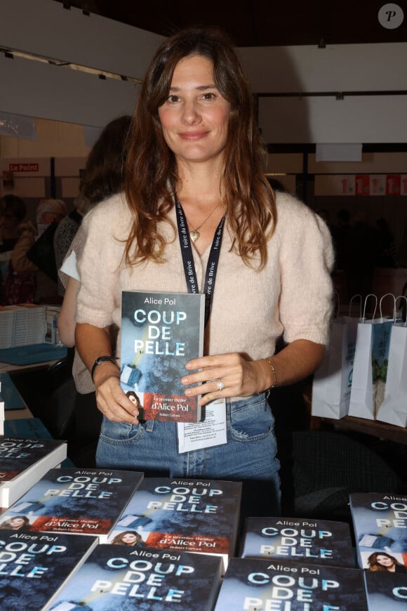 Alice Pol lors de la 41ème Foire du Livre de Brive dans La Halle Brassens, à Brive-la-Gaillarde, France, le 10 novembre 2023. © Jean-Marc Lhomer/Bestimage