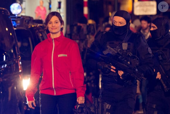 Mais c'est du rouge qu'elle a vu un jour dans sa jolie maison 
Exclusif - Alice Pol et Dany Boon - Tournage du film "Raid Dingue" réalisé par Dany Boon à Bruxelles en Belgique le 17 mars 2016.