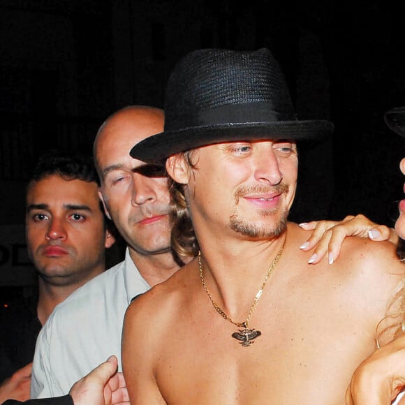 Les jeunes mariés Pamela Anderson et Kid Rock arrivent avec leurs amis pour faire la fête au Nikky Beach à Saint-Tropez, France, le 29 juillet 2006. Photo par ABACAPRESS.COM