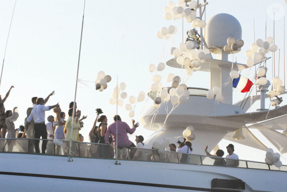 Pamela Anderson et Kid Rock viennent de se marier et sont vus quittant leur Yacht pour aller faire la fête à Saint-Tropez, en France, le 29 juillet 2006. Photo par ABACAPRESS.COM