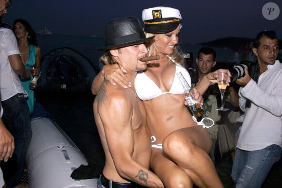 Pamela Anderson et Kid Rock viennent de se marier en faisant la fête au Nikky Beach à Saint-Tropez, France, le 29 juillet 2006. Photo par ABACAPRESS.COM