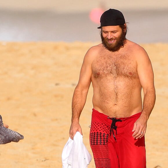 Pamela Anderson montre son corps de tueuse en bikini dans un bikini noir deux pièces alors qu'elle fait une promenade romantique avec son mari Rick Salomon à Maui, Hawaii, HI, USA le 26 décembre 2014. Le couple semble profiter de leurs vacances hawaïennes sous un ciel bleu ensoleillé et un soleil chaud au paradis. Photo by GSI/ABACAPRESS.COM