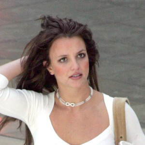 Britney Spears, jeune mariée, apprécie sa nouvelle couleur de cheveux alors qu'elle fait du shopping dans un centre commercial près de sa ville natale en Louisiane le 27 septembre 2004.Photo par GSI/ABACA