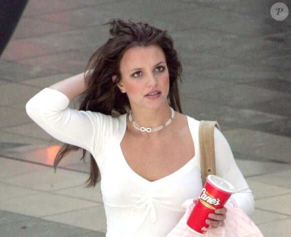 Britney Spears, jeune mariée, apprécie sa nouvelle couleur de cheveux alors qu'elle fait du shopping dans un centre commercial près de sa ville natale en Louisiane le 27 septembre 2004.Photo par GSI/ABACA