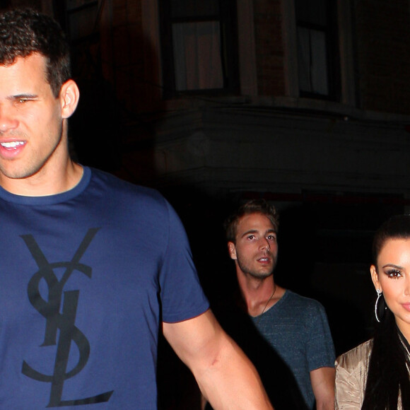 Le fiancé du joueur de NBA Kris Humphries emmène sa fiancée Kim Kardashian dîner ce soir au Waverly Inn à New York, New York le 24 juin 2011.