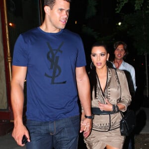 La relation nuptiale entre kim Kardashian et le basketteur Kris Humphries n'a pas duré plus de quelques semaines...
Le fiancé du joueur de NBA Kris Humphries emmène sa fiancée Kim Kardashian dîner ce soir au Waverly Inn à New York, New York le 24 juin 2011.