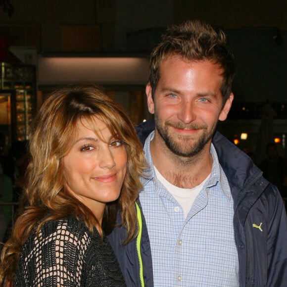 Jennifer Esposito et Bradley Cooper arrivent à la première de Babel à Westwood, CA, USA le 5 novembre 2006. Photo de Michael Williams/Startraks/ABACAPRESS.COM