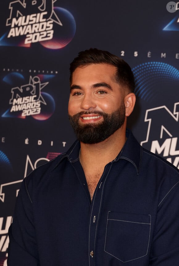 Le chanteur a été blessé par balle sur une aire de gens du voyage à Biscarosse
Kendji Girac au photocall de la 25ème cérémonie des "NRJ Music Awards (NMA)" au palais des Festivals et des Congrès de Cannes, France, le 10 novembre 2023. © Dominique Jacovides/Bestimage 