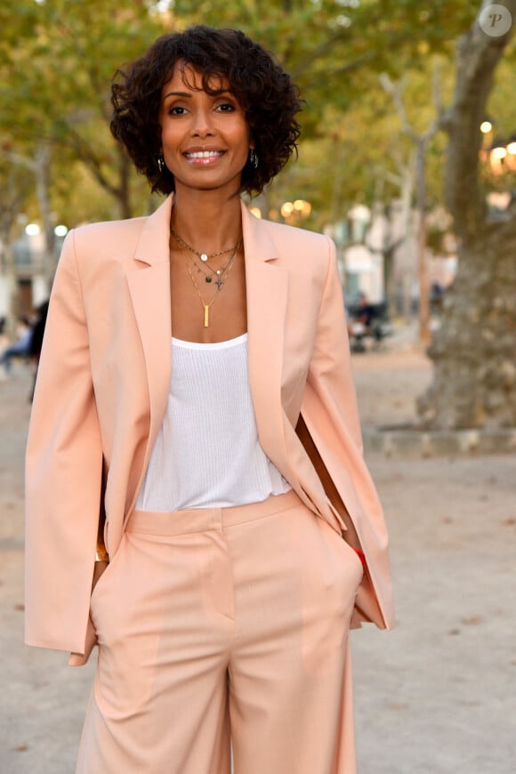 Sonia Rolland durant la soirée d'ouverture des 23èmes Rencontres internationales du cinéma des antipodes à Saint Tropez, le 13 octobre 2021, avec une avant première du film documentaire Alick et Albert au cinéma La Renaissance, place des Lices. Avant cette projection, les invités ont pu découvrir une exposition photo retraçant les moments forts de ce film documentaire où le prince Albert II de Monaco est l'un des personnages principaux. Cet événement va se dérouler du 13 au 17 octobre. Ce documentaire réalisé par Douglas Watkin, dès novembre 2018, où Alick Tipoti, artiste insulaire et militant des langues indigènes, accueille S.A.S. le prince Albert II de Monaco sur l'île de Badu, dans le détroit de Torrès, au nord de l'Australie. Cette première visite d'un chef d'Etat étranger dans la communauté Badulgal fait suite à une rencontre à Monaco en 2016 à l'occasion de l'exposition " Taba Naba ", présentée au Musée océanographique. L'artiste et le prince sont tous deux animés par l'héritage de leurs ancêtres et par leur engagement personnel envers le monde naturel, en particulier l'océan. Ils discutent des similitudes et des contrastes de leurs petites communautés si éloignées l'une de l'autre, et réfléchissent aux sociétés patriarcales et à la crise environnementale qu'elles traversent. Alick et les habitants de Badu partagent avec le prince Albert II leur mode vie menacé par la pollution de l'océan - filets fantômes et plastiques - et par le changement climatique. © Bruno Bebert / Bestimage 