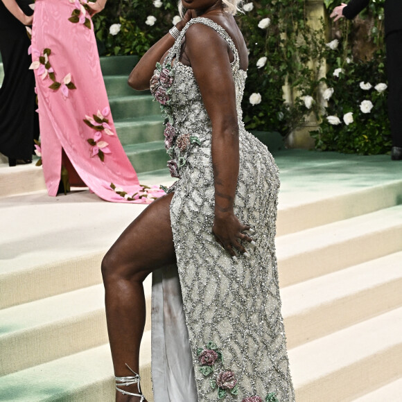 L'artiste francophone a déambulé sur le tapis rouge en robe fendue Balmain.
Aya Nakamura au Met Gala 2024.