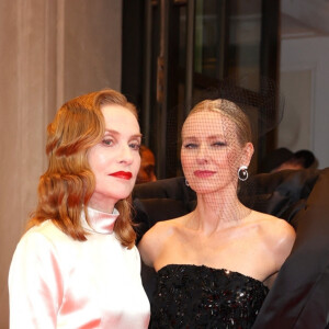La comédienne a opté pour une robe de marié Balenciaga.
Isabelle Huppert au Met Gala 2024.