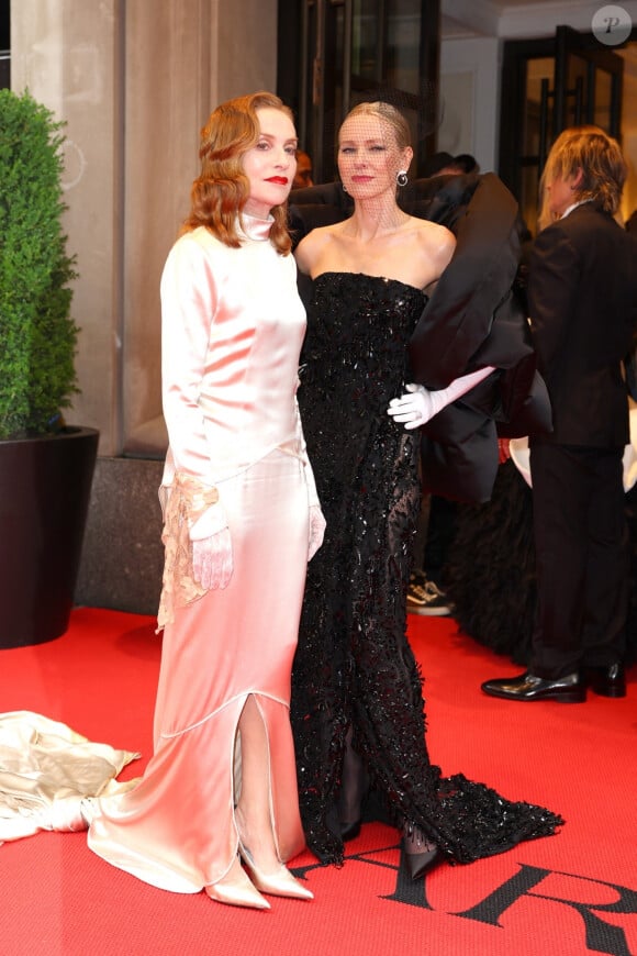 La comédienne a opté pour une robe de marié Balenciaga.
Isabelle Huppert au Met Gala 2024.