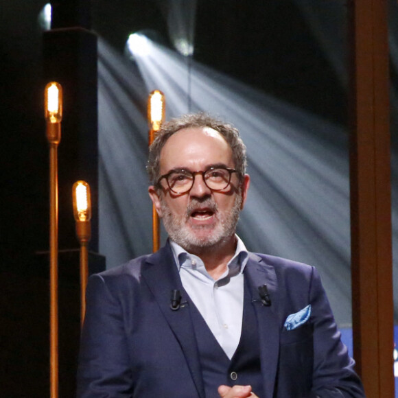 Bruno Solo présente le Molière de la Comédienne dans un spectacle de Théâtre privé attribué à C. Reali (absente) - 35ème cérémonie des Molières aux Folies Bergère à Paris, France, le 6 Mai 2024. © Bertrand Rindoff / Bestimage