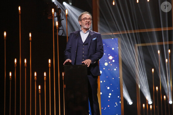 Bruno Solo présente le Molière de la Comédienne dans un spectacle de Théâtre privé attribué à C. Reali (absente) - 35ème cérémonie des Molières aux Folies Bergère à Paris, France, le 6 Mai 2024. © Bertrand Rindoff / Bestimage