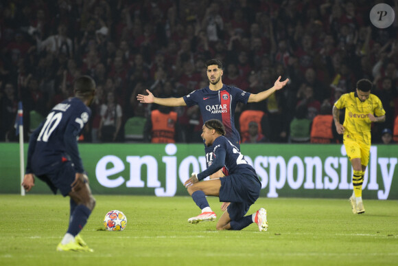 Marco Asensio (PSG) - Bradley Barcola (PSG) - Demi-finale retour de Ligue des champions entre le PSG face au Borussia Dortmund (0-1) au Parc des Princes à Paris le 7 mai 2024.