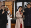 Le couple présidentiel a accueilli le président chinois Xi Jinping et sa femme
 
Visite d'Etat du President chinois Xi Jinping en France. Deplacement dans les Hautes Pyrenees. Le president chinois Xi Jinping assiste a une danse des Pastourelles de Campan devant l'entree du restaurant traditionnel " L'etape du Berger ", situe col du Tourmalet a 2.156 metres d'altitude. © Sébastien Ortola / Pool / Bestimage