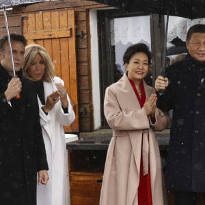 Le couple présidentiel a accueilli le président chinois Xi Jinping et sa femme
 
Visite d'Etat du President chinois Xi Jinping en France. Deplacement dans les Hautes Pyrenees. Le president chinois Xi Jinping assiste a une danse des Pastourelles de Campan devant l'entree du restaurant traditionnel " L'etape du Berger ", situe col du Tourmalet a 2.156 metres d'altitude. © Sébastien Ortola / Pool / Bestimage