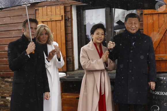 Le couple présidentiel a accueilli le président chinois Xi Jinping et sa femme
 
Visite d'Etat du President chinois Xi Jinping en France. Deplacement dans les Hautes Pyrenees. Le president chinois Xi Jinping assiste a une danse des Pastourelles de Campan devant l'entree du restaurant traditionnel " L'etape du Berger ", situe col du Tourmalet a 2.156 metres d'altitude. © Sébastien Ortola / Pool / Bestimage