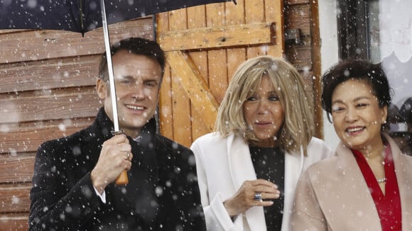 PHOTOS Emmanuel et Brigitte Macron sous la neige en plein mois de mai, dans un lieu cher au Président (et loin de Paris)