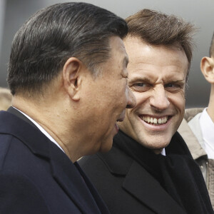 Visite d'Etat du President chinois Xi Jinping en France. Deplacement dans les Hautes Pyrenees. Le president choins Xi Jinping et sa femme sont accueillis sur le tarmac de l’aerport de Tarbes Lourdes Pyrenees par le president de la Republique francaise Emmanuel Macron et sa femme Brigitte. © Sébastien Ortola / Pool / Bestimage