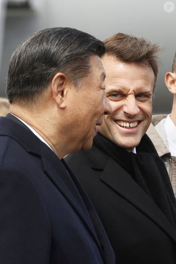 Visite d'Etat du President chinois Xi Jinping en France. Deplacement dans les Hautes Pyrenees. Le president choins Xi Jinping et sa femme sont accueillis sur le tarmac de l’aerport de Tarbes Lourdes Pyrenees par le president de la Republique francaise Emmanuel Macron et sa femme Brigitte. © Sébastien Ortola / Pool / Bestimage