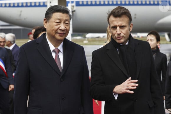 Visite d'Etat du President chinois Xi Jinping en France. Deplacement dans les Hautes Pyrenees. Le president choins Xi Jinping et sa femme sont accueillis sur le tarmac de l’aerport de Tarbes Lourdes Pyrenees par le president de la Republique francaise Emmanuel Macron et sa femme Brigitte. © Sébastien Ortola / Pool / Bestimage