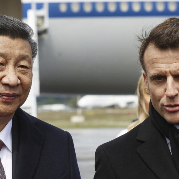 Visite d'Etat du President chinois Xi Jinping en France. Deplacement dans les Hautes Pyrenees. Le president choins Xi Jinping et sa femme sont accueillis sur le tarmac de l’aerport de Tarbes Lourdes Pyrenees par le president de la Republique francaise Emmanuel Macron et sa femme Brigitte. © Sébastien Ortola / Pool / Bestimage