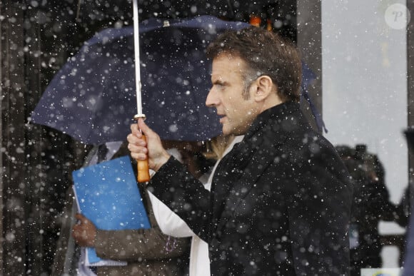 Visite d'Etat du President chinois Xi Jinping en France. Deplacement dans les Hautes Pyrenees. Le president choins Xi Jinping et sa femme sont accueillis sur le tarmac de l’aerport de Tarbes Lourdes Pyrenees par le president de la Republique francaise Emmanuel Macron et sa femme Brigitte. © Sébastien Ortola / Pool / Bestimage