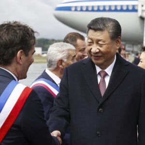 Visite d'Etat du President chinois Xi Jinping en France. Deplacement dans les Hautes Pyrenees. Ceremonie de depart entre le president chinois Xi Jinping accompagne de sa femme et le president de la Republique francaise Emmmanuel Macron et sa femlme Brigitte, sur le tarmac de l'aeroport de Tarbes Lourdes Pyrenees. © Sébastien Ortola / Pool / Bestimage