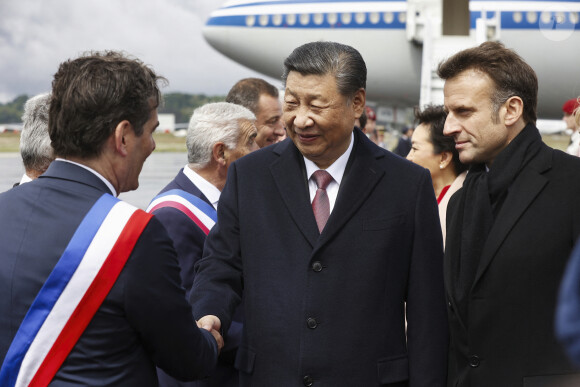 Visite d'Etat du President chinois Xi Jinping en France. Deplacement dans les Hautes Pyrenees. Ceremonie de depart entre le president chinois Xi Jinping accompagne de sa femme et le president de la Republique francaise Emmmanuel Macron et sa femlme Brigitte, sur le tarmac de l'aeroport de Tarbes Lourdes Pyrenees. © Sébastien Ortola / Pool / Bestimage