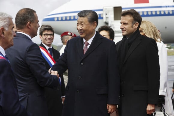 Visite d'Etat du President chinois Xi Jinping en France. Deplacement dans les Hautes Pyrenees. Ceremonie de depart entre le president chinois Xi Jinping accompagne de sa femme et le president de la Republique francaise Emmmanuel Macron et sa femlme Brigitte, sur le tarmac de l'aeroport de Tarbes Lourdes Pyrenees. © Sébastien Ortola / Pool / Bestimage