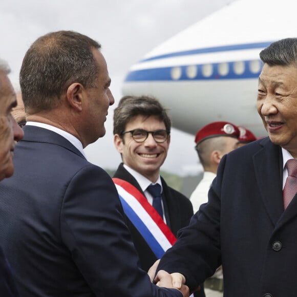 Visite d'Etat du President chinois Xi Jinping en France. Deplacement dans les Hautes Pyrenees. Ceremonie de depart entre le president chinois Xi Jinping accompagne de sa femme et le president de la Republique francaise Emmmanuel Macron et sa femlme Brigitte, sur le tarmac de l'aeroport de Tarbes Lourdes Pyrenees. © Sébastien Ortola / Pool / Bestimage