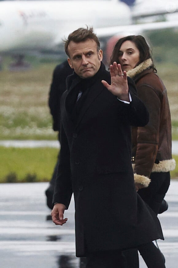 Visite d'Etat du President chinois Xi Jinping en France. Deplacement dans les Hautes Pyrenees. Ceremonie de depart entre le president chinois Xi Jinping accompagne de sa femme et le president de la Republique francaise Emmmanuel Macron et sa femlme Brigitte, sur le tarmac de l'aeroport de Tarbes Lourdes Pyrenees. © Sébastien Ortola / Pool / Bestimage