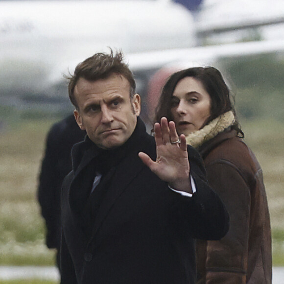 Visite d'Etat du President chinois Xi Jinping en France. Deplacement dans les Hautes Pyrenees. Ceremonie de depart entre le president chinois Xi Jinping accompagne de sa femme et le president de la Republique francaise Emmmanuel Macron et sa femlme Brigitte, sur le tarmac de l'aeroport de Tarbes Lourdes Pyrenees. © Sébastien Ortola / Pool / Bestimage