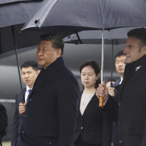 Visite d'Etat du President chinois Xi Jinping en France. Deplacement dans les Hautes Pyrenees. Ceremonie de depart entre le president chinois Xi Jinping accompagne de sa femme et le president de la Republique francaise Emmmanuel Macron et sa femlme Brigitte, sur le tarmac de l'aeroport de Tarbes Lourdes Pyrenees. © Sébastien Ortola / Pool / Bestimage