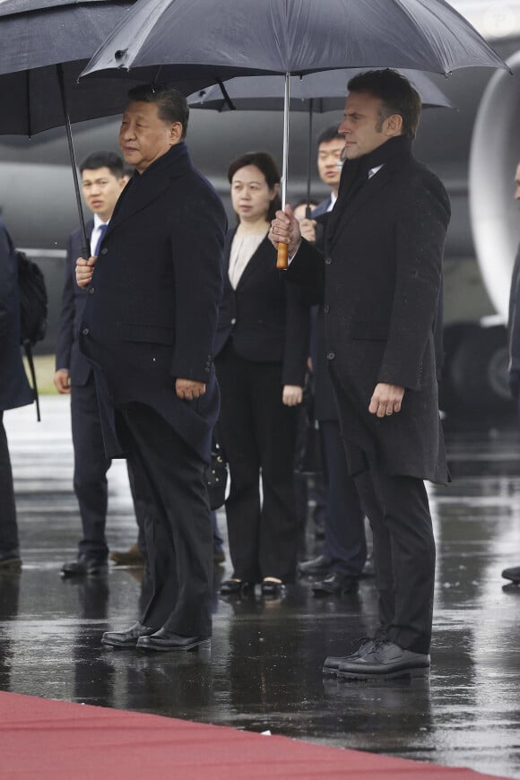 Visite d'Etat du President chinois Xi Jinping en France. Deplacement dans les Hautes Pyrenees. Ceremonie de depart entre le president chinois Xi Jinping accompagne de sa femme et le president de la Republique francaise Emmmanuel Macron et sa femlme Brigitte, sur le tarmac de l'aeroport de Tarbes Lourdes Pyrenees. © Sébastien Ortola / Pool / Bestimage