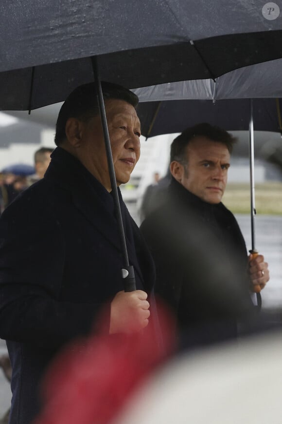 Visite d'Etat du President chinois Xi Jinping en France. Deplacement dans les Hautes Pyrenees. Ceremonie de depart entre le president chinois Xi Jinping accompagne de sa femme et le president de la Republique francaise Emmmanuel Macron et sa femlme Brigitte, sur le tarmac de l'aeroport de Tarbes Lourdes Pyrenees. © Sébastien Ortola / Pool / Bestimage