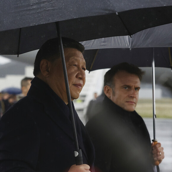 Visite d'Etat du President chinois Xi Jinping en France. Deplacement dans les Hautes Pyrenees. Ceremonie de depart entre le president chinois Xi Jinping accompagne de sa femme et le president de la Republique francaise Emmmanuel Macron et sa femlme Brigitte, sur le tarmac de l'aeroport de Tarbes Lourdes Pyrenees. © Sébastien Ortola / Pool / Bestimage