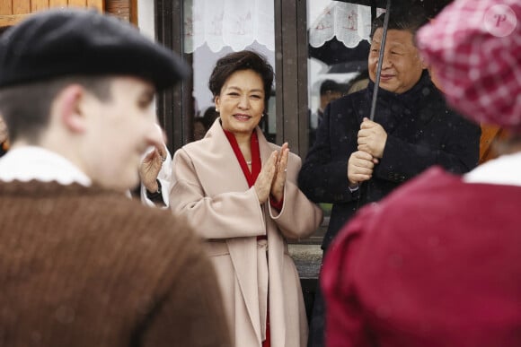 Visite d'Etat du President chinois Xi Jinping en France. Deplacement dans les Hautes Pyrenees. Le president chinois Xi Jinping assiste a une danse des Pastourelles de Campan devant l’entree du restaurant traditionnel « L'etape du Berger », situe col du Tourmalet a 2.156 metres d’altitude. © Sébastien Ortola / Pool / Bestimage